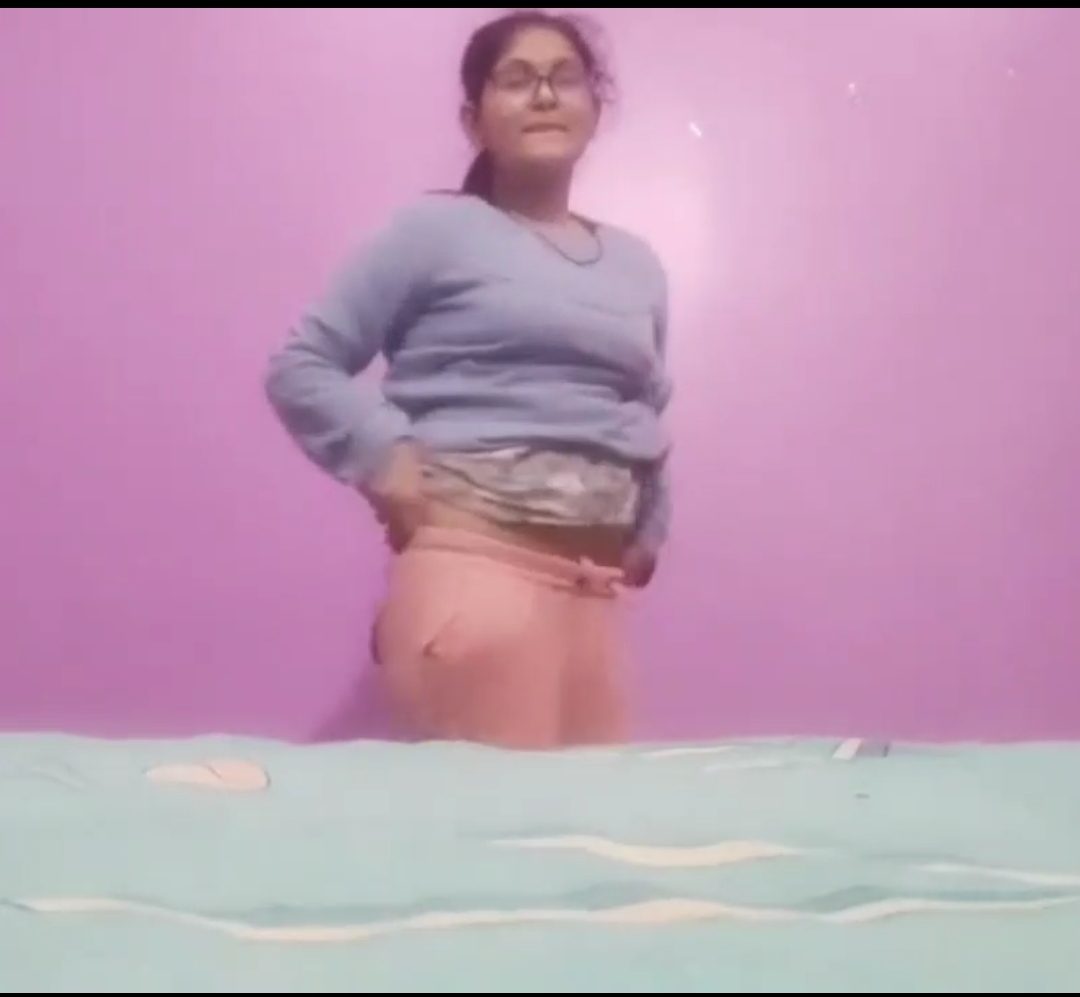 beautifull Desi girl home at alone fingering rubbing full length video